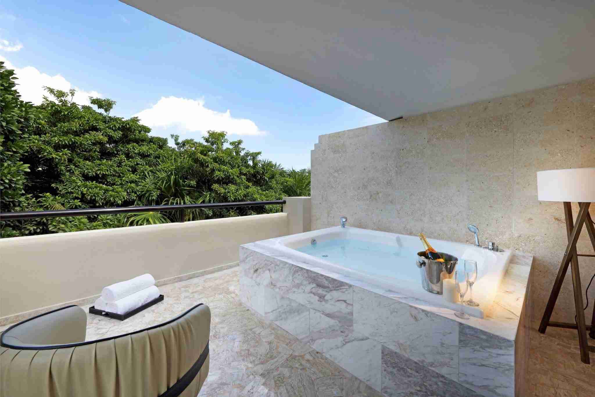 The Flourish Suite - Jacuzzi Balcony